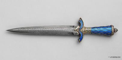 Знаю кучу мастеров в России и на Украине, которые из подшипников, цепей от бензопил и прочего делают ножи отнюдь не хуже.
А учитывая, что представленные на фото ножи, ИМХО, не практичны из-за формы и не обладают эстетическими характеристиками "полочников", минусую.
Мне кажется, что эти железки "даже рядом не валялись" с изделиями Виктора Кузнецова, Леонида и Марии Архангельских, Игоря Пампухи, братьев Сандер, мастеров Северной Короны и Златоуста, а так же других уважаемых кузнецов.