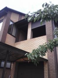 Вид со двора (видите помещение над гаражом?)