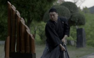 Интересно, что он перерубает?