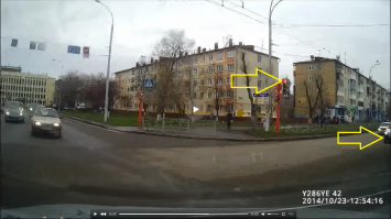 Я был не прав относительно виновника аварии - таксист выезжал на перекресток уже на красный. И никаких оправданий тут быть не может (не будем рассуждать на тему террориста, приставившего к его голове пистолет ;) ).