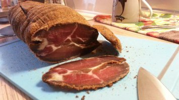 сегодня ровно месяц как посадил в холодильник...что могу сказать по вкусу переперчил и пересолил но с пивком к сегодняшнему финалу 100 пудово подойдет!!!