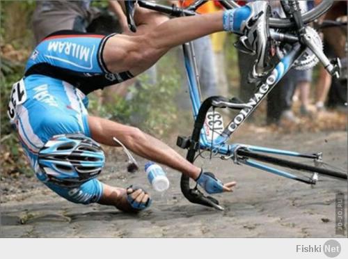 Наши бы не заморачивались в захват лететь, а то ещё локти ободрать можно, или козёную форму порвать или замызгать, на отмашь дубинокй дали бы в переносицу, да так чтоб ноги выше головы ушли, а велосипед без наездника дальше уехал... и куртить бы на земле не пришлось, никакого сопротивления от человека, у котрого с носа кровь  хлещет, глаза закатились а из рта неконтролируемо слюна вытекает.. бери да оформляй.  А если бы далеко были, не в зоне удара палки, так вобще бы прицельно кирпичём сшибли б... и никаких тебе погонь на машинах в стиле американских боевиков.