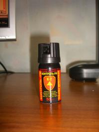 Для этого есть перцовый балончик, типо Контроль-УМ. И бить не надо, и человек вкусивший освежающую струю, занят куда более насущными проблемами (размазывает сопли и слюни со слезами по собственному лицу) сидя на асфальте, нежели чем доколупливатся к окружающим.  Собственно для этого, вроде, всех ментов штатно и комплектуют такими девайсами, чтоб и тряпкой не выглядеть и физическую силу не применять, когда какое-нибудь чмо, прикрываясь своим гендером теряет чувство реальности :) Особенно касается выпиших баб, хамоватых бомжих,  и ипанутых мамаш... вобщем славбого пола, который по причине гармонов, опьянения или плохого воспитания - не соображает что распускает руки на человека при исполнении, у которого при себе огнестрельное оружие.