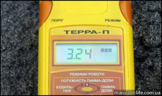 Хочу добавить про чёрный пляж. Черные пески представляют собой минерал монацит – безводный фосфат элементов ториевой группы. Именно торий-232 и уран-238 являются источником радиоактивности «черных песков». А она немалая и часто превышает допустимые нормы.