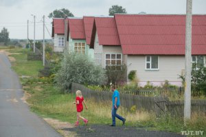 Чем то навеяло белорусские агрогородки, выглядят по лучше, но смысл не меняется. Качество наклёпанных хибар, отсутствие коммуникаций, дорог и банального обслуживания - оставляют желать лучшего. Было сначала обрадовалось - "дом на халяву, ёпта!" А как вкусили прелесть этих тяп-ляпов, возмущаться начали. И кто-то славно попилил денег на этом проекте, понастроили мама не горюй, хотя лучше б меньше да лучше. Но как всегда деньги уже разворованы, а допиливать напильником приходится областникам. С другой стороны, чего они ещё ожидали, что государство им  котеджей понастроит эктстро класса, с пожизненной гарантией, а им сами парится не надо свой дом с нуля строить, а только паси гусей, расти свиней, тискай Дуню по вечерам под самогончик со шкварочками?