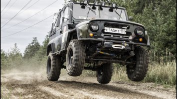 Что за зализанные лакированные туфельки? Джип - он для поездок там где нет дорог, он должен быть топором тёсаный,  выглядеть как танк и иметь бампер из чугуния :)  Почти как Хаммер H1 (который потом тоже опидарасили  до уровня глянцевого ботиночка).