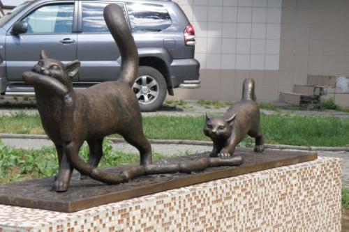 В Абакане установлен памятник коту, ворующему сосиски.