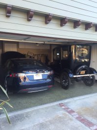 Вы не поверите, но вот та древняя машина слева - тоже электромобиль!