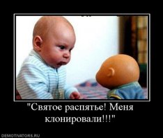 Серьезный разговор двух маленьких близнецов