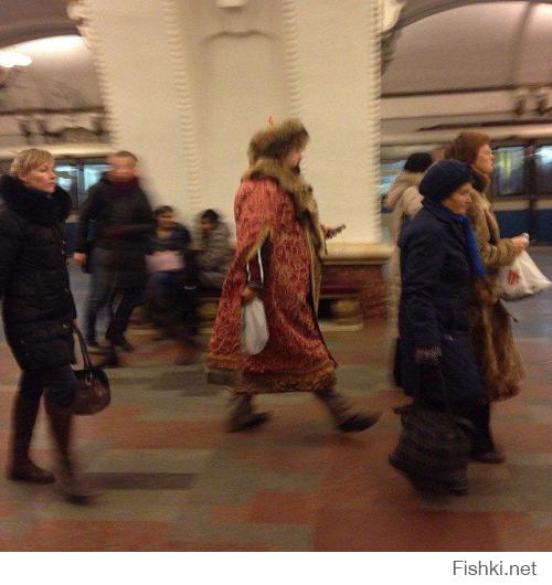 Знаю этого ГРОМОГЛАСНОГО  мужичка, на добрынинской на выходе из метро, постоянно стоит в этом костюме рекламирует что-то, никогда не прислушивался, то ли бар, то ли меха.