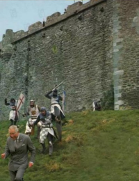 это видимо принц Чарльз на утренней пробежке в замке Уэльса ....