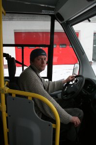 шторка со стороны водителя предусмотрена - а вот стоящим пассажирам ( а перевозка стоя в этом автобусе разрешена ) проще ориентироваться где в данный момент едет автобус - что бы не рпозевать свою остановку.