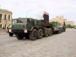 армейский тягач МАЗ-537 имеет ширину почти 3 метра и масса буксируемого прицепа 65 тонн ... то есть "немножко" крупнее обычной фуры ...