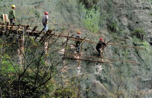 мне интересно, а как они сверлили отверстия, в которые вставляют  конструкции лесов ...