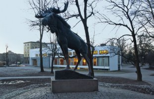 в Выборге ( Ленинградская область ) на месте бывшей крепостной стены и рва разбили парк - от стены осталась только одна башня ( Круглая башня ) - а в парке построена достаточно известная Библиотека Аалто ...