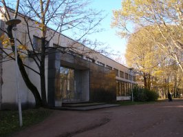 в Выборге ( Ленинградская область ) на месте бывшей крепостной стены и рва разбили парк - от стены осталась только одна башня ( Круглая башня ) - а в парке построена достаточно известная Библиотека Аалто ...