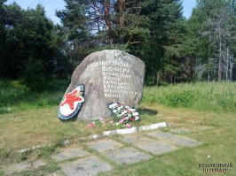 пост неплохой, но вот памятник далеко не единственный.

В Ленинградской области на "Дороге жизни" два памятника - один старый, в деревне Дусьево на Мурманском шоссе - на нем надпись - "Военным автомобилистам Дороги жизни, проходившей здесь в 1941-1943 гг."

и второй - во Всеволожске, на 10 километре дороги жизни - "Неизвестному шоферу, отдавшему жизнь за Родину в Великой Отечественной Войне"