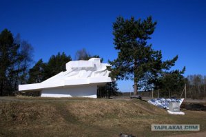 ну на Мурманском шоссе стоит монумент - просто фото подобрал не особо удачное, основную часть мемориала не видно.