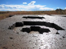 а что нынче кто то смог хотябы додуматься как это сделано??? или может кто смог воспроизвести нашими нынешними технологиями??? прежде чем пи...ть хотя б поинтересуйтесь нюансами предмета вопроса, и только потом вступайте в прения
вот, к примеру, расскажите нам, неучам, как же вы нынче сможете, в промышленных масштабах (СОТНИ штук абсолютно идентичных) наделать хотябы вот таких узорчиков? нюанс в том что все углы острые и кристалические вкрапления срезаны (тобишь это не литьё а именно высоко скоростная резка оставляющаа  отпалированную поверхность)