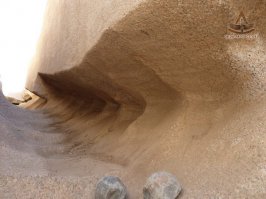 это по поводу МОай
а это собстно предмет разговора "ножка" обелиска с шурфиком :)