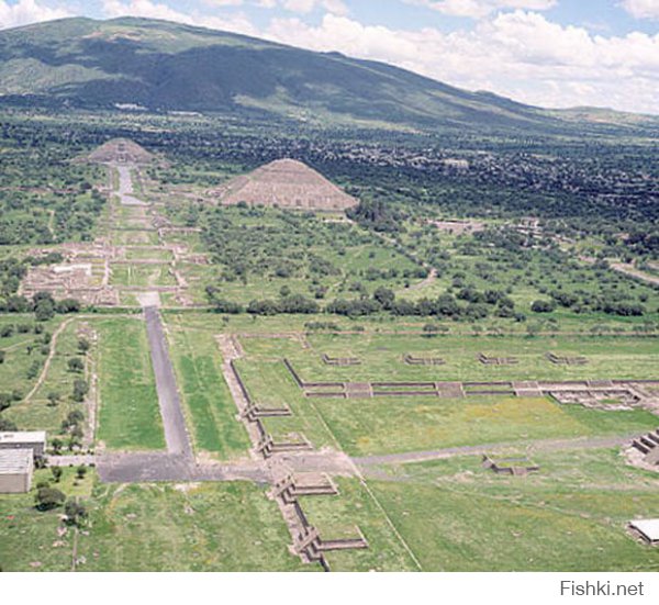 ооо!!! у нас вики стала кладезем познаний :) ню-ню
и что, если в ней что то не описано значит того и нет???
"про что кино не сняли, того и не было" (С) :)))))))))))
а погуглить??? :)))))))

насчёт "в два раза" - был не прав, вспылил, всадил коленом в пылу атаки, с кем не бывает :) ну а в остальном то :) ...
"В ходе раскопок города оказалось, что дома и храмы «засыпаны» землёй. Исследователи считают, что на «засыпку» города потребовалось больше времени и грунта, чем на создание пирамиды Солнца. Какую цель преследовали жители города, засыпая его землёй? Сохранить город для потомков? Предотвратить экологическую катастрофу? Скрыть следы своих экспериментов или знания древних цивилизаций, основавших Теотиуакан?"
источник: 
:)
в подтверждение тому фотки :) :



ну и вид до раскопок :)

к сожалению фотографии тогда не существовало :)

"Много споров вызывает и тот факт, что храмы, дома и другие строения в Теотиуакане были сильно засыпаны землёй, либо это сами жители засыпали свой город, но зачем им это понадобилось, ведь для этого потребовалось бы очень много времени и земли?! "
источник: 
а вот и первая фоточка :) трям:


про бегство от конкистадоров найду - выложу, к сожалению давно изучал всё это и многое уже разтерялось, но сути это не меняет кто от кого убегал :)

та-дааа! :)

про шары - склероз, сорри, на старости лет :) простительно, они - долеритовые были, что тоже на суть особо не влияет :)
И наконец: «На пирамидионе незаконченного обелиска в Асуане хорошо видны следы ударов этих шаров – поверхность этого обелиска разделена на квадраты со стороной примерно 30 см».
источник: Рекс Энгельбах, Сомерс Кларк «Строительство и архитектура в Древнем Египте». :)

и фотки в студии имеются :) 


ага, шарами надолбили :)


вот так это всё и долбили, гыыы: 


а потом землёй присыпали, прятали :)))))


но мастерство с теми шарами шикарнейшее, не то что шляпу, скальп бы снял свой!!! :) 


бугагагага :))))))))

та-дааа!!! :)))

и так, будте добры в студию док-ва удачных экспериментов создания методом тюк-тюк, хотяб метровой квадратной плитки, хоть из туфа, но идеально плоской, но лучше из гранита с идеальной полировкой как вот тут:
 (тогда точно свою шляпу съем)
и отчёт об успешных экскириментах тура хейердала по переносу 30ти тонного истуканчика на 20 км по острову да по пересечённой местности :) и заодно не забудьте приложить фоточку того истуканчика что он там надолбил со своими трудолюбивыми самаритянами в студию плиззз!!! иначе вы собстно хто? правильно - "вы лжец" !!! ещё раз прошу, ну хоть чота акромя вики то прогуглите хотябы :))))))))))))))))))))))))))))))