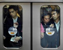 А в это время типичные будни Японии... Вполне цивилизованно.