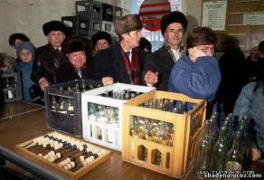 В 80-х карманные деньги у детей появлялись в основном от сдачи бутылок. Раз в месяц , родители давали задание - оттарабанить бутылки в пункт приема, а деньги можешь оставить себе, но если сумма получалась большая, то тогда 50/50. Пивная чекушка стоила 20 коп., при том что лимонад "Буратино" тоже разливали в такие бутылки. Что самое интересное, пустая бутылка стоила 20 коп., а полная с лимонадом 30 коп., т.е. содержимое бутылки стоило меньше чем сама стеклотара.