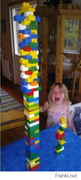 Дочка сказала, что её башня из Lego получится выше моей. Нечего ныть, если не можешь сделать лучше бати!