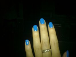 ХЗ, мне больше по классике нравится или  француз или однотонный + красивая ухоженная форма ногтей, а не этот фетиш для школьников.