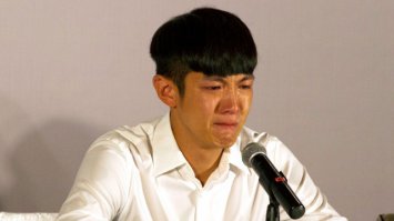 у него косяк,джеки щас с проблемами)))