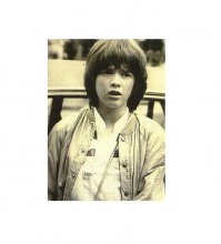 *которое говорило о наборе юных артистов в фильм «Черный барашек». Требовались светловолосые девочки с голубыми глазами.

ну и светловолосая,да и глаза,вроде голубые,идеал прям...