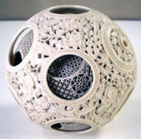 Обуеть! срукожопил кубик! А 7 костяных шаров один в другом, как китайцы - слабо? Или рукожопства только на деревяшки хватает?