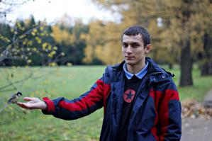 Думал как дебил буду всю прогулку воробья пасти...А-н-нет, с первого раза вышло:)