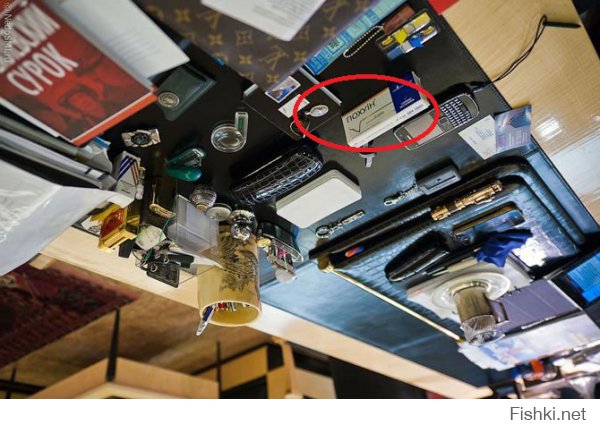 В кабинете Александра Добровинского только я заметил интересные таблеточки "ПОХУIН"???