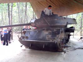 1.Писакам бы съездить в Ку Ти(ошибочно Ку Чи) да посмотреть полазить бы, подумать...
Вступление сказочное, тоннели не вели в периметр американских баз....в частности..
По теме танк тот выкопали(не похоже что бы он был под землей правда, но всё может быть. Я таки сфотал его)