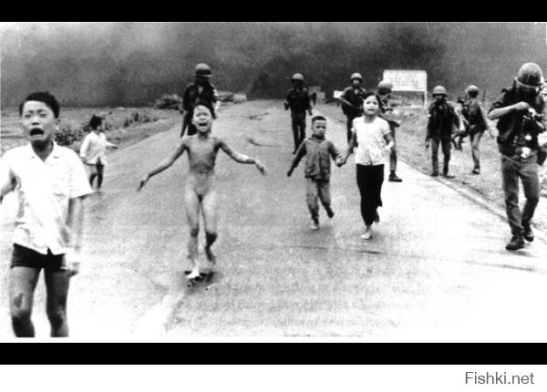 Вьетнамские дети, попавшие под бомбардировку напалмом.