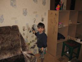 Юная художница.
А это мой рисование осваивал. И ведь ненадолго из комнаты вышли.