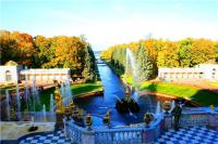 А что такое померещилось? Вроде тут общий план, без деталей.
А ещё, мне больше всего Петергоф нравится осенью.

фотка не моя