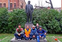Это мы с друзьями у памятника Ленину в Санкт-Петербурге на Цветочной улице. Этот памятник уже убрали.