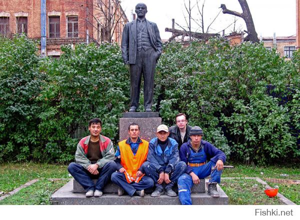 Это мы с друзьями у памятника Ленину в Санкт-Петербурге на Цветочной улице. Этот памятник уже убрали.