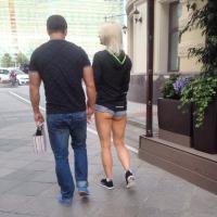"Что плохо на этой фотографии? Конечно голубые туфли у молодого человека."

А мне кажется, что голубые туфли на этом фото, это не самое плохое.