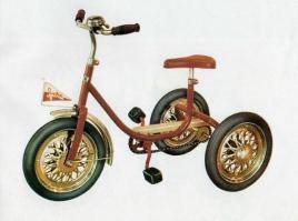 Нашёл в интернетах свой первый велосипед. Именно такой, с таким рулём, колёсами и с цепью.

  Детский трёхколёсный велосипед “Спарите” (“Стрекоза”) с цепным приводом изготавливался на заводе приводных цепей в г. Даугавпилс Латвийской ССР. Кроме реализации на территории СССР велосипеды “Спарите” экспортировались в Финляндию.
 Годы выпуска: 1974 – ?