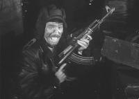 Роль немецкого автомата STG 44 играл АКМС, это дебют АК в кинематографе, так как до ввода войск в Чехословакию это оружие было засекречено.