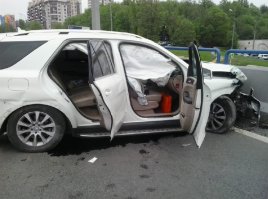 Влетел в отбойник 