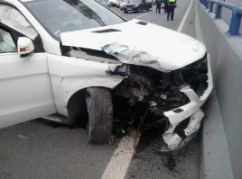 Влетел в отбойник 
