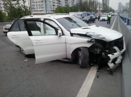 Влетел в отбойник 