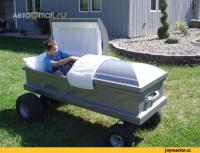 Отец построил сыну супергеройский домик на дереве прямо в его комнате