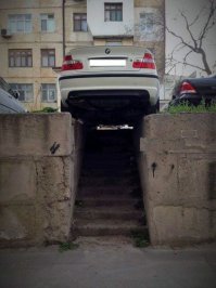 Самое время подлезть снизу и перерезать тормозные шланги.