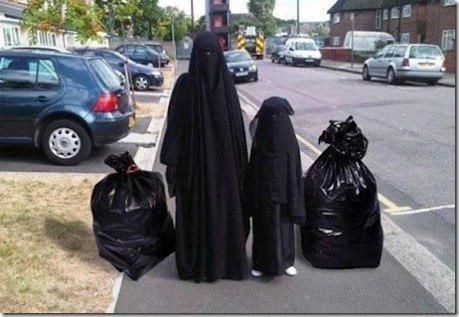 Это что за блудница на фото?
На пляже? Да еще с открытым лицом и руками???
Истинные мусульманки должны одеваться только так!