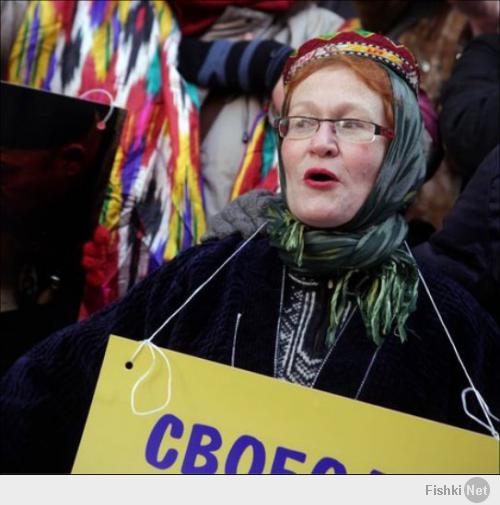 Это Виктория Ивлева, фотожурналист, корреспондент "Новой газеты" - известный борец "за нашу и вашу свободу".
Такая не обманет!